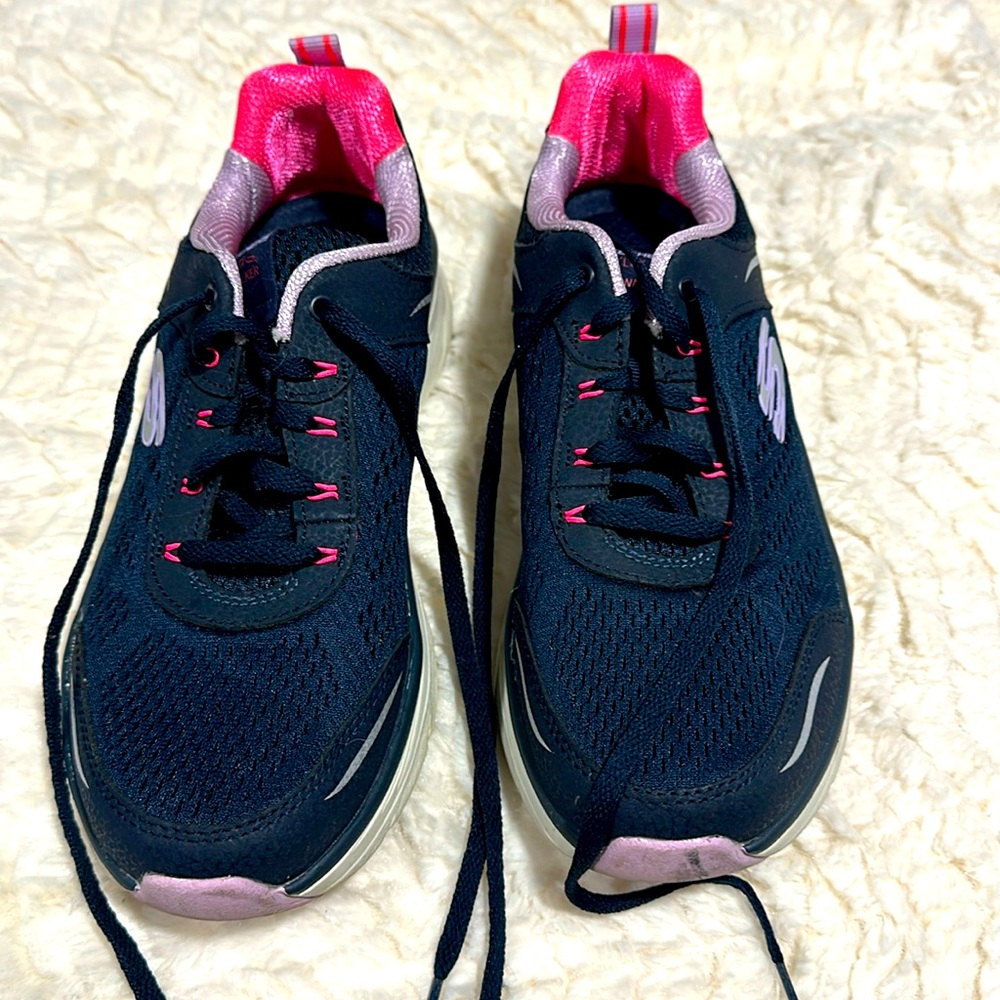 Skechers Sneakers.